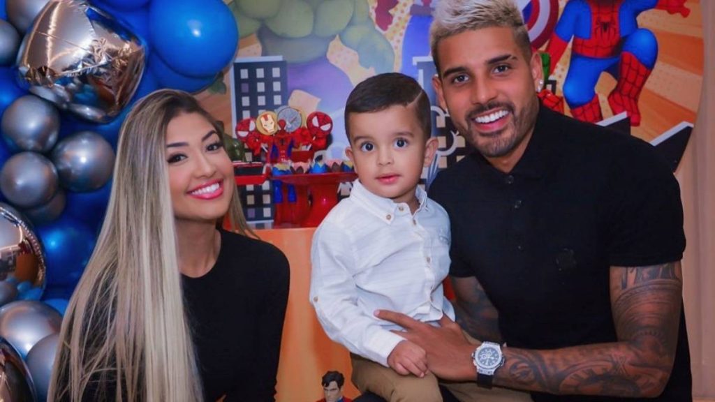 Emerson Palmieri with girlfriend and child. (Credit: Instagram) 