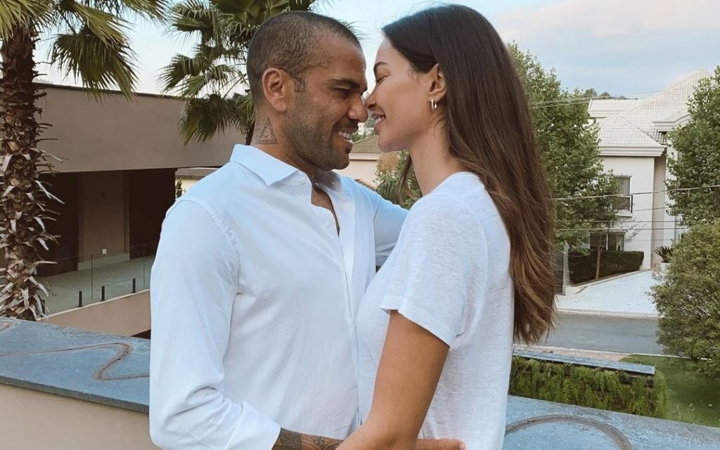 Dani Alves met with his wife in 2015. (Picture was taken from Sportmob) 