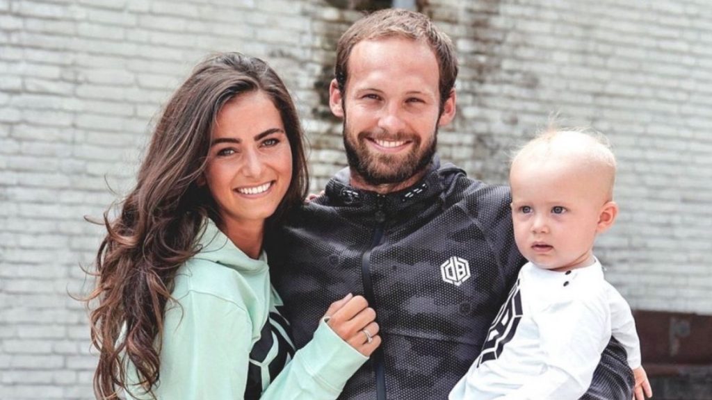 Daley Blind with his wife and children. (Picture was taken from Sportmob) 