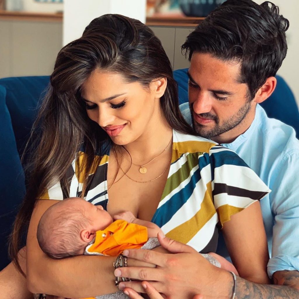 Isco and Sara with their newborn. (Credit: Instagram) 