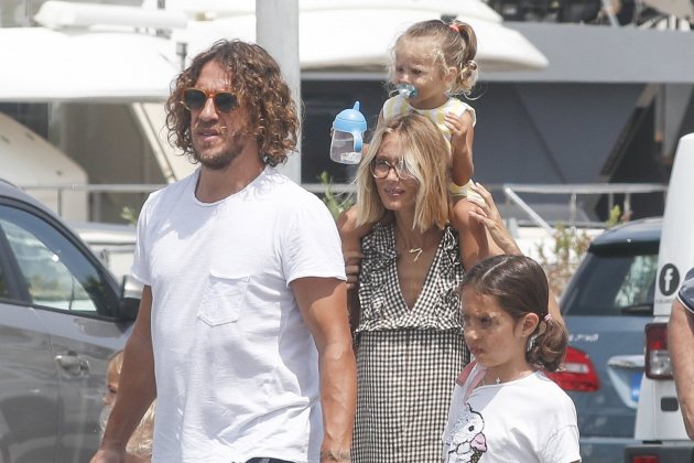 Carles Puyol with his girlfriend and daughters. (Photo: GTRES)