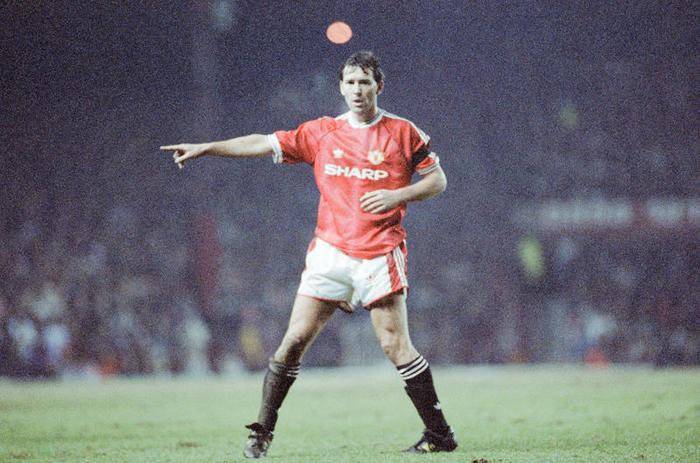 Bryan Robson directing his teammates. (Picture was taken from weallfollowunited.com)