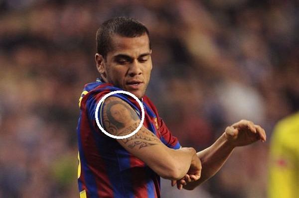 Dani Alves has a tatoo of his mother's face. (Picture was taken from bodyartguru.com)