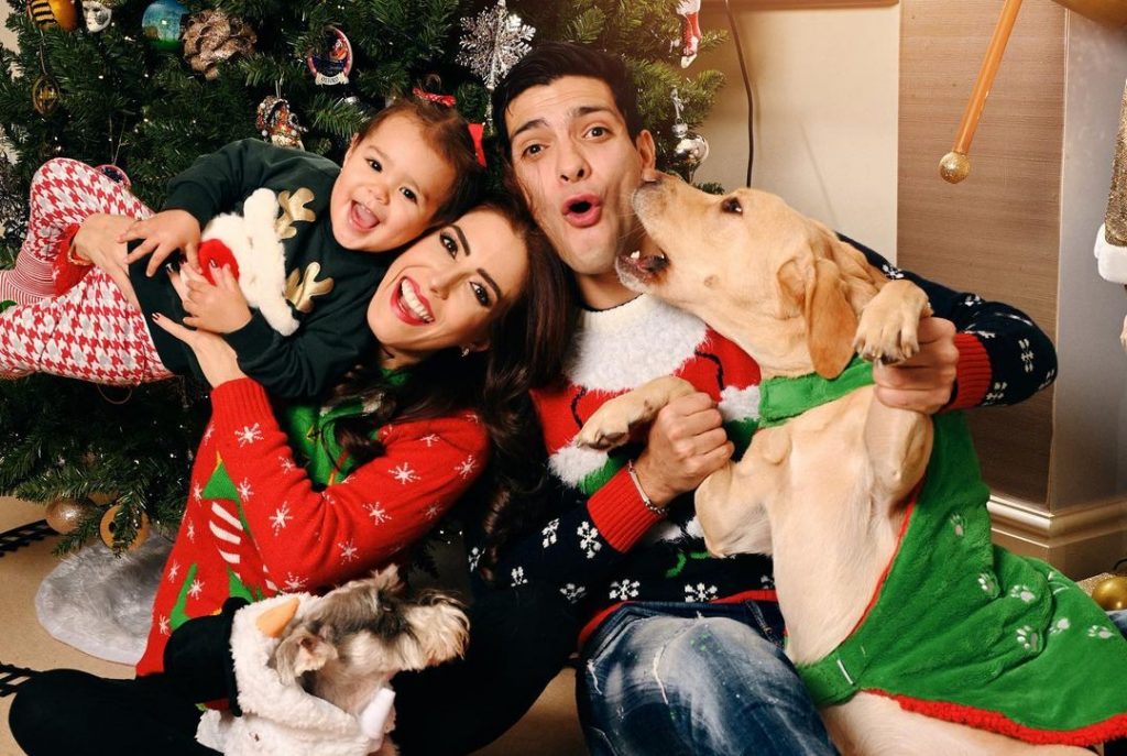 Raul Jimenez with his girlfriend, daughter and dog. (Credit: Instagram)