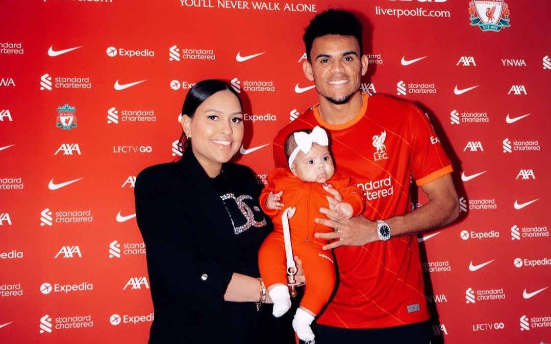 Luis Diaz with his girlfriend and daughter. (Credit: Instagram)