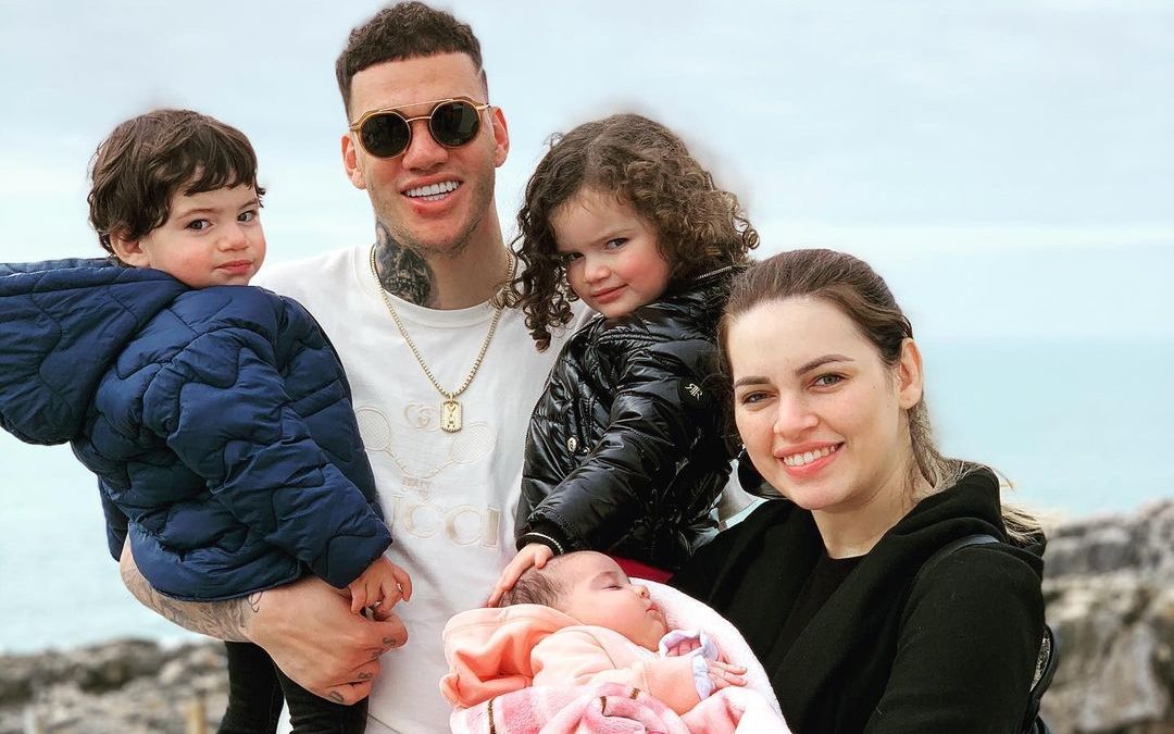 Ederson with his wife and children. (Credit: Instagram)