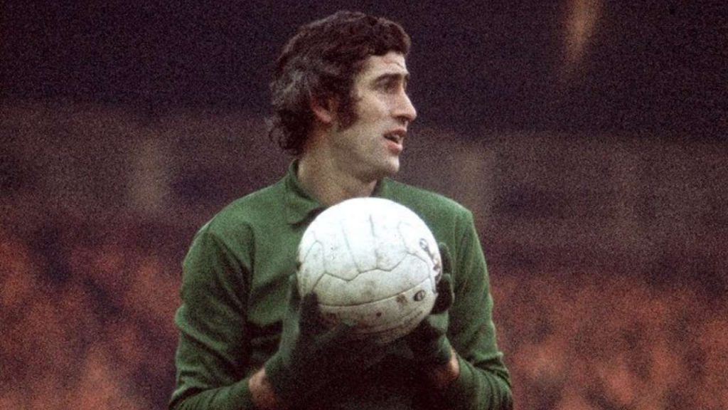 Peter Bonetti with the ball. (Picture was taken from dnaindia.com)
