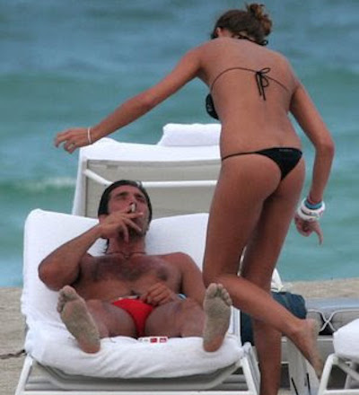 Gianluigi Buffon smoking at beach side. (Credit: footballburp.com)