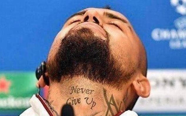 Arthur Vidal's 'Nver Give Up' tattoo. (Credit: Twitter)