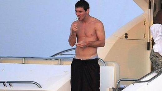 Lionel Messi caught smoking during vacation. (Credit: ohmygoal.com)