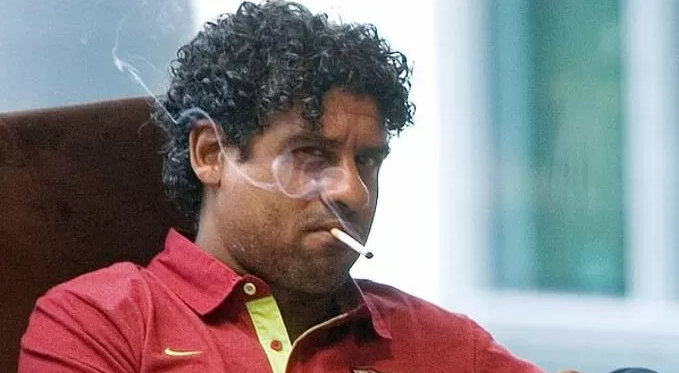 Frank Rijkaard smoking during his Barcelona days. (Credit: allfootballapp.com)