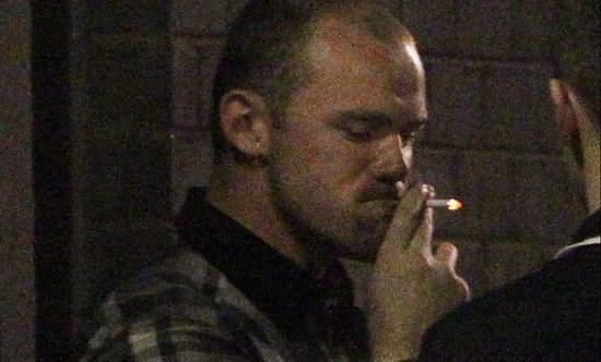 Wayne Rooney smoking. (Credit: twimg.com)