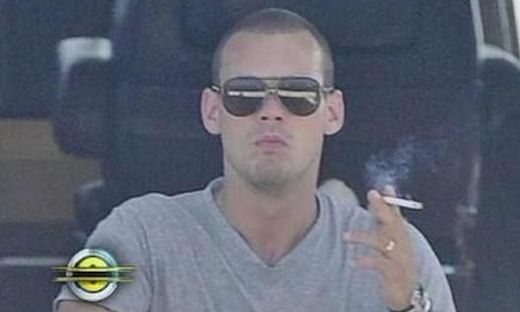 Wesley Sneijder while smoking. (Credit: dailystar.co.uk)