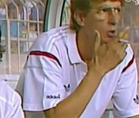 Arsene Wenger smoking. (Credit: twitter.com)