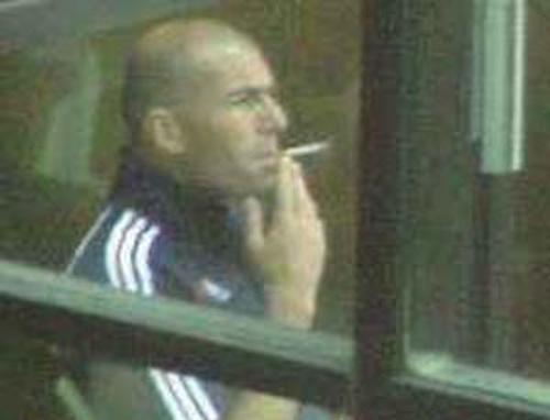 Zinedine Zidane smoking. (Credit: independent.com)