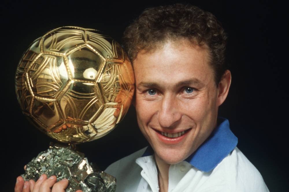 Jean-Pierre Papin with his Ballon d'Or. (Photo: France Football)