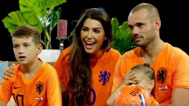 Wesley Sneijder with his wife and children. (Picture was taken from SportMob)