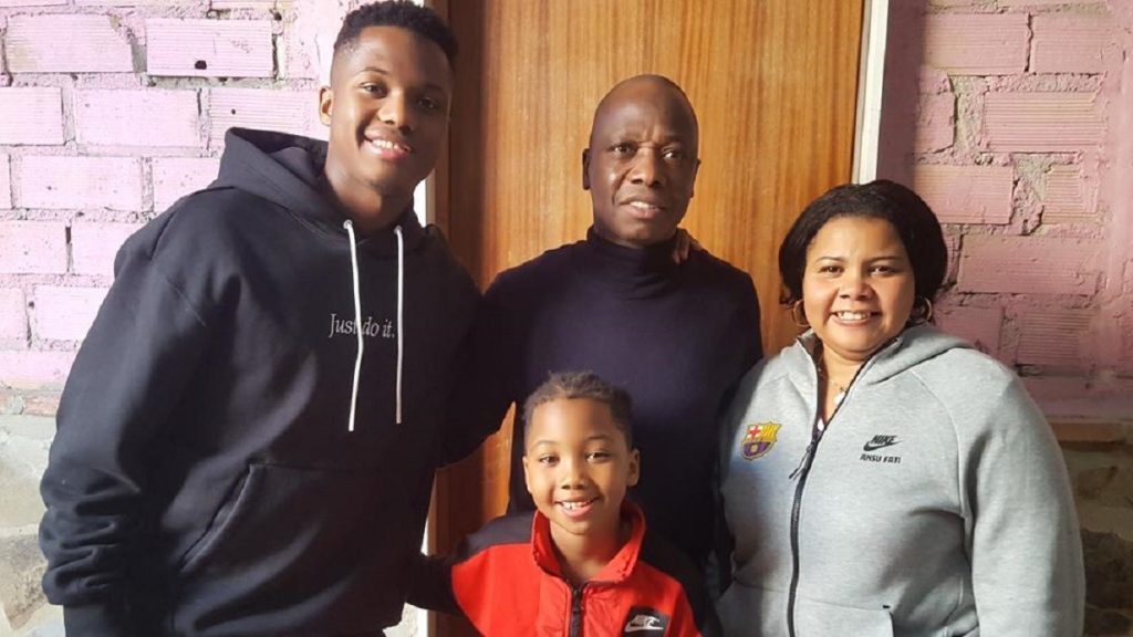 Ansu Fati with his Family. (Credit: SportMob)