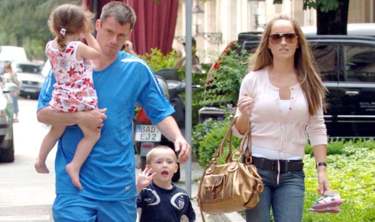 Jamie Carragher with his wife and children. (Credit: Daily Express)