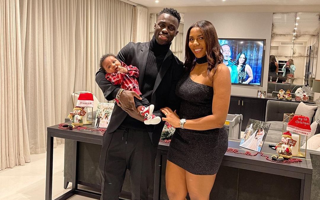 Davinson Sanchez with his wife and child. (Credit: Instagram)