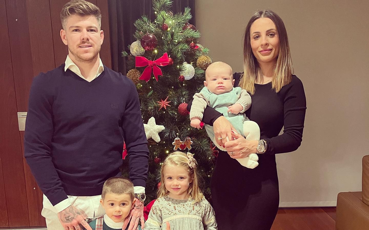 Alberto Moreno with his wife and children. (Credit: Instagram)