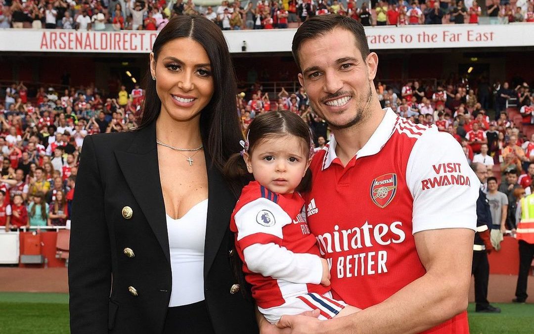 Cedric Soares with his girlfriend and daughter. (Credit: Instagram)