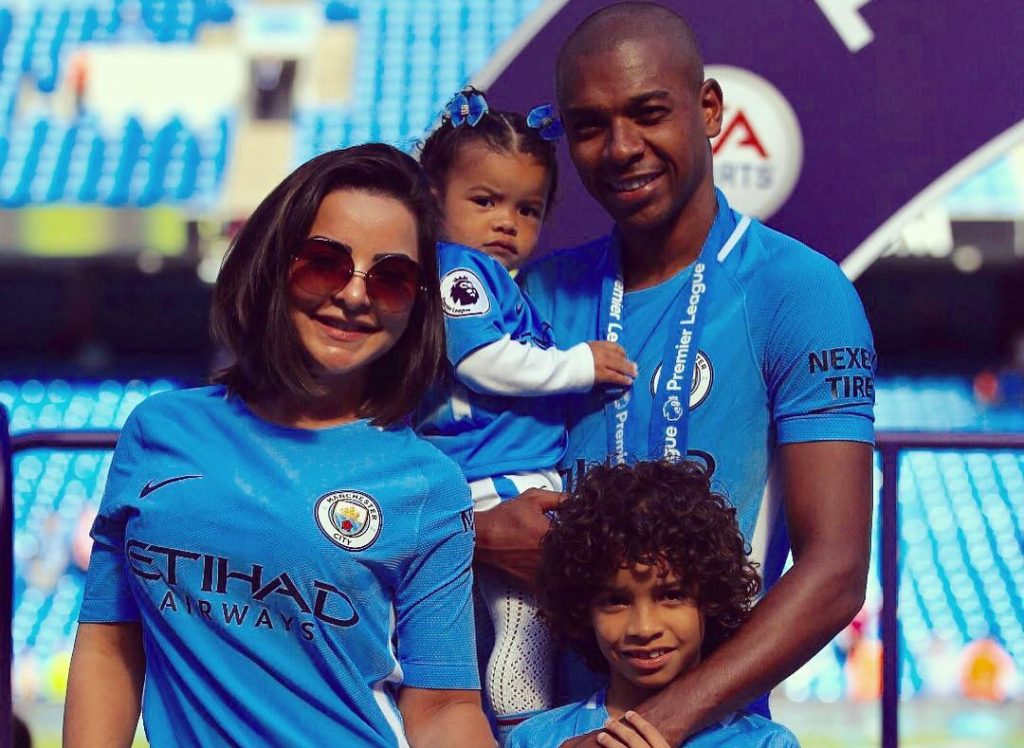 Fernandinho with his wife and children. (Credit: Instagram)