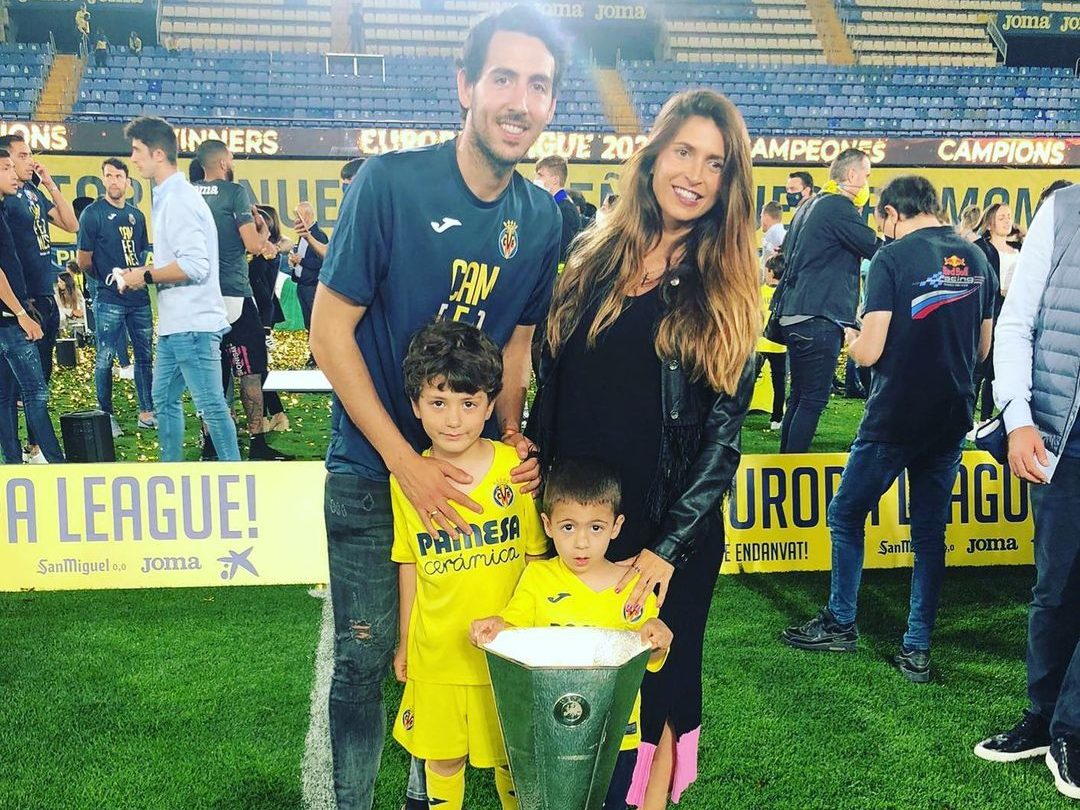 Dani Parejo with his wife and children. (Credit: Instagram)
