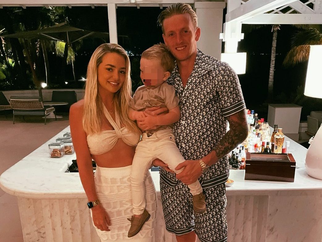 Jordan Pickford with his wife and son. (Credit: Instagram)