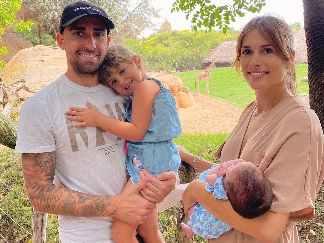 Paco Alcacer with his wife and children. (Credit: Instagram)
