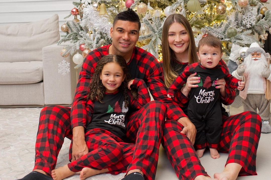  Casemiro with his wife and children. (Credit: Instagram)