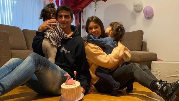 Gerard Moreno with his wife and children. (Credit: SportMob)