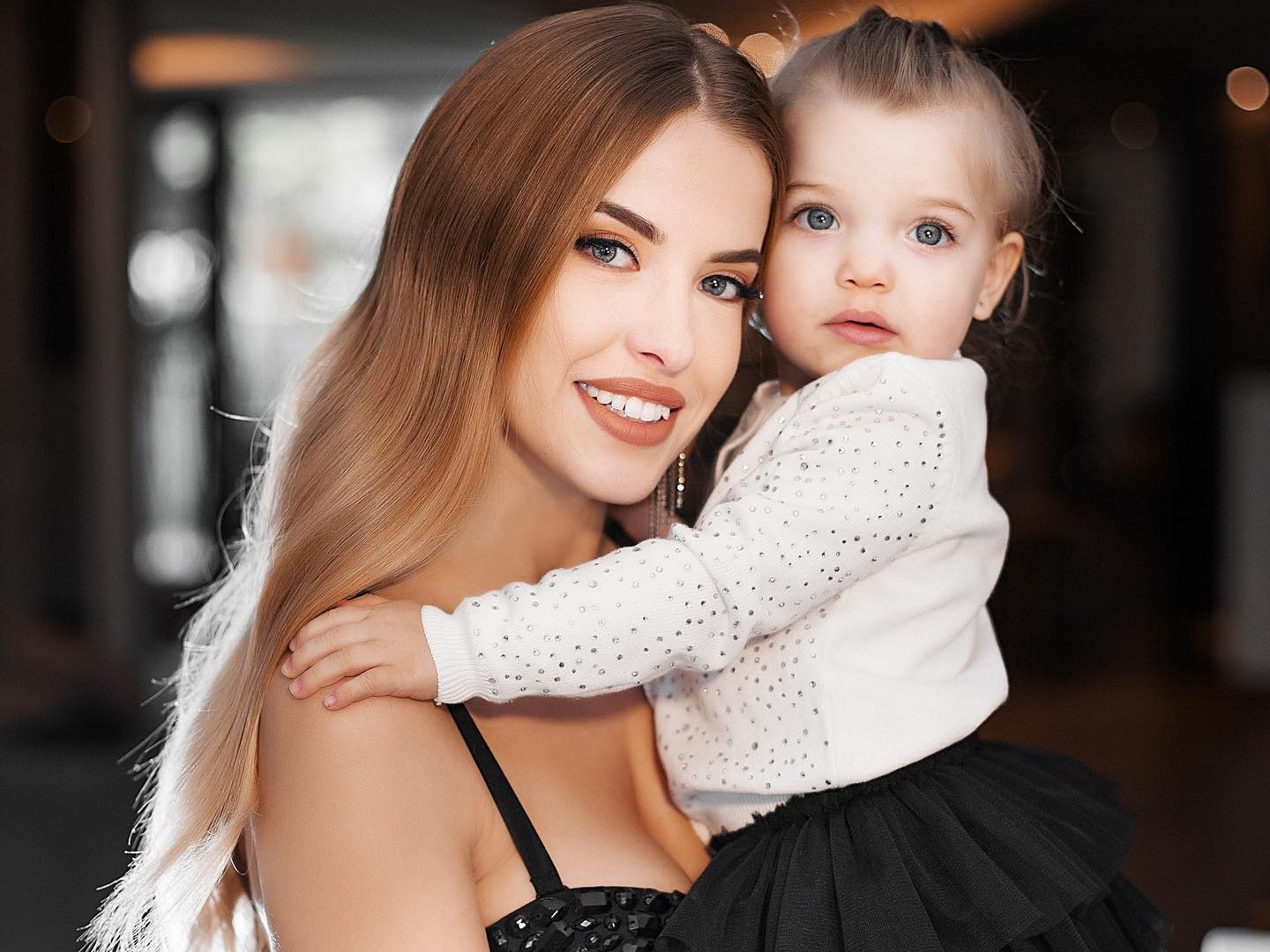 Raquel with her daughter. (Credit: Instagram)