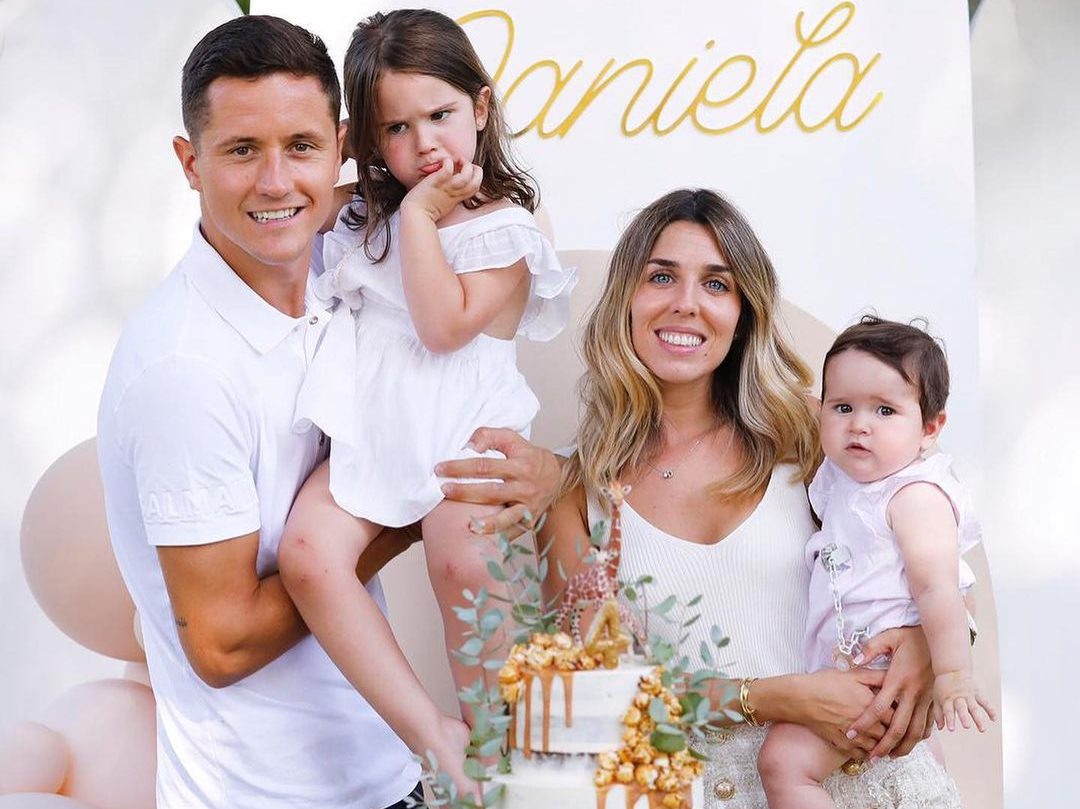 Ander Herrera with his girlfriend and children. (Credit: Instagram)