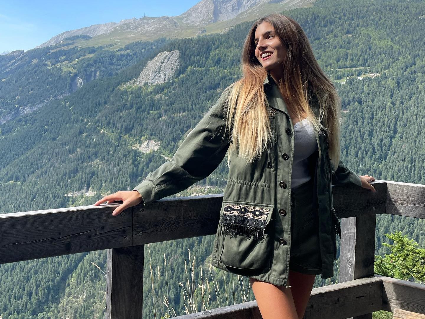 Alessandra loves travelling. (Credit: Instagram)
