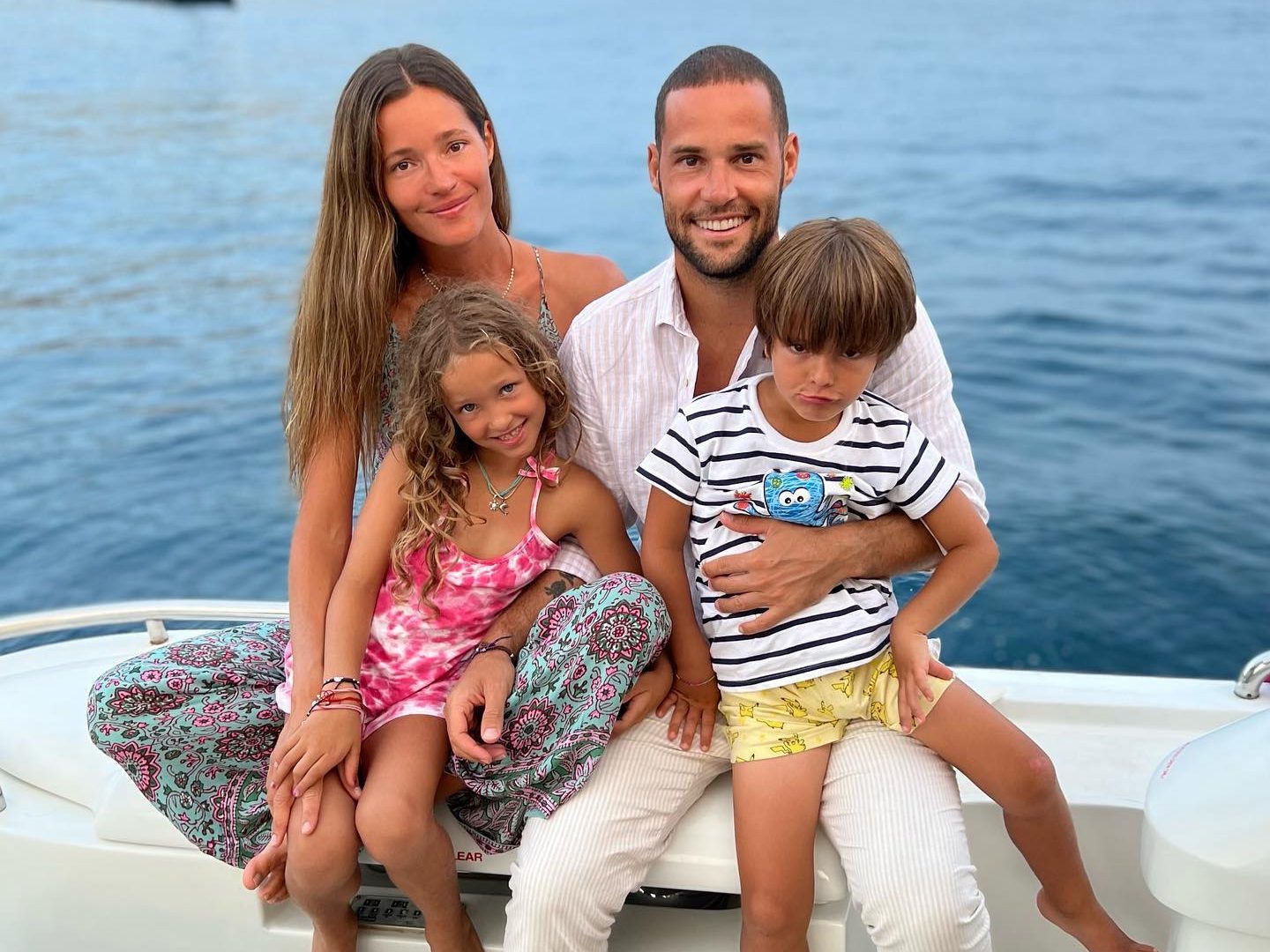 Mario Suarez with his wife and children. (Credit: Instagram)