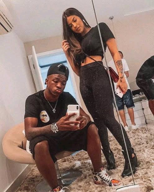 Vinicius Jr and Maria take a selfie while shopping. (Credit: allsoccer.co.uk)