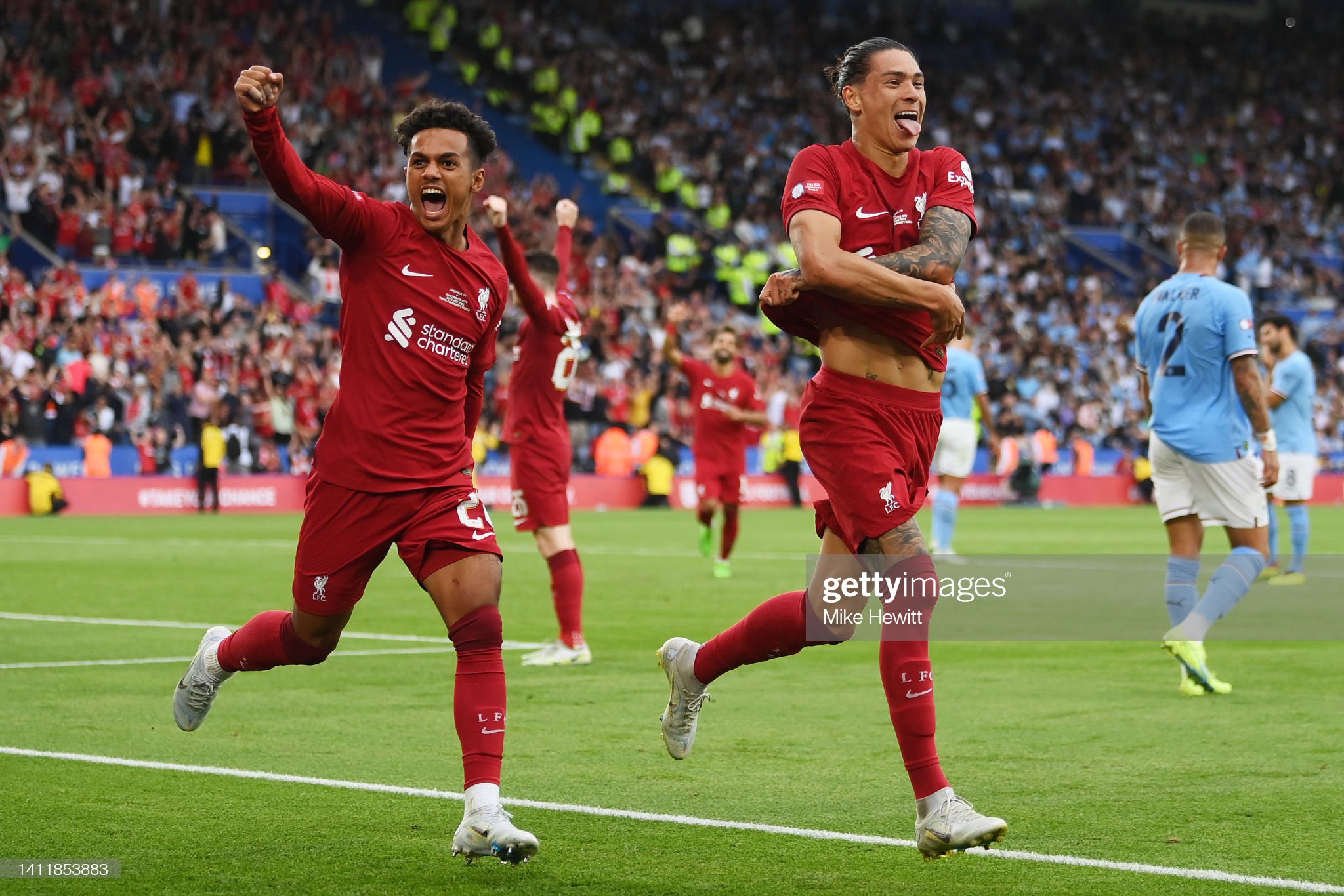 LEICESTER, ENGLAND - JULY 30: Darwin Nunez of Liverpool celebrates scoring their side's third goal with teammate Fabio Carvalho during The FA Community Shield between Manchester City and Liverpool FC at The King Power Stadium on July 30, 2022 in Leicester, England. (Photo by Mike Hewitt/Getty Images)