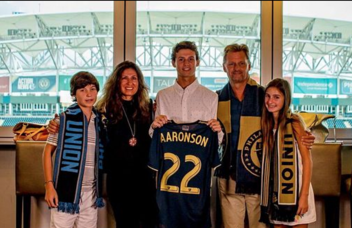 Brendon Aaronson with his family when he signed his first professional Contract. (Credits: @baaronson7 Instagram)