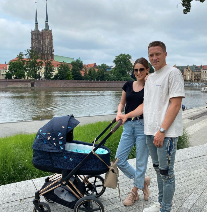 Piotr Zielinski with his wife Laura Slowiak and his new born son. (Credits: @zielu_94 Instagram)