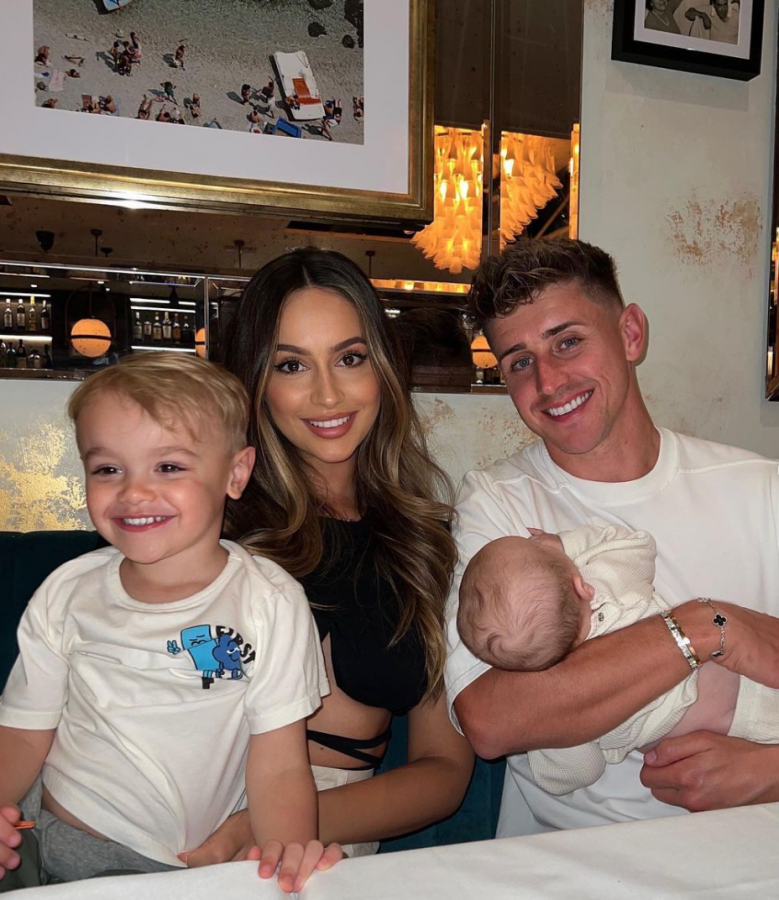 Tom Cairney with his wife Abbie Richards and kids, celebrating 6 years of marriage. (Credits: @thomascairney Instagram)