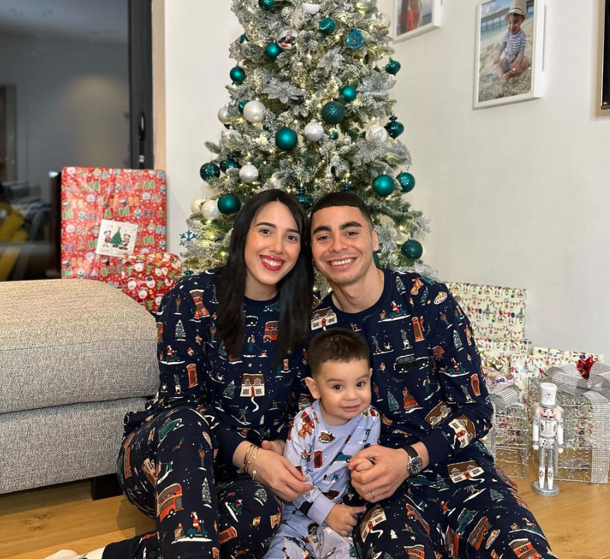Miguel Almiron with his wife Alexia Notto and their son celebrating Christmas. (Credits: @miguel_almiron Instagram)
