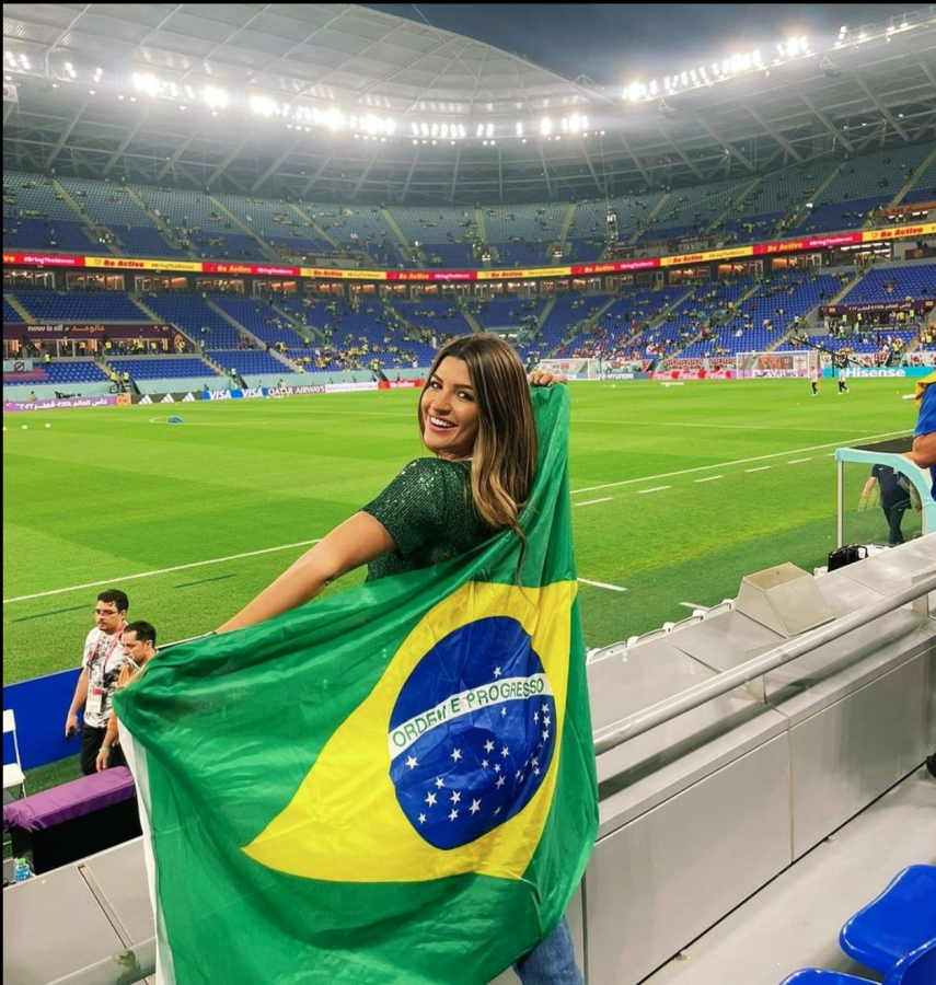 Natália Loewe Becker was supporting the Brazilian national team from the stance in Qatar. (Credits: @natalialbecker Instagram)