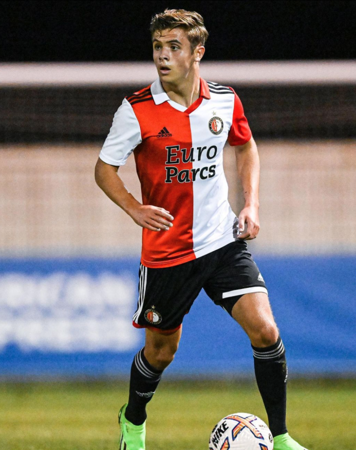 Mike Kleijn signed his first professional contract with Feyenoord on 2 November 2020. (Credits: @mikekleijn_ Instagram)