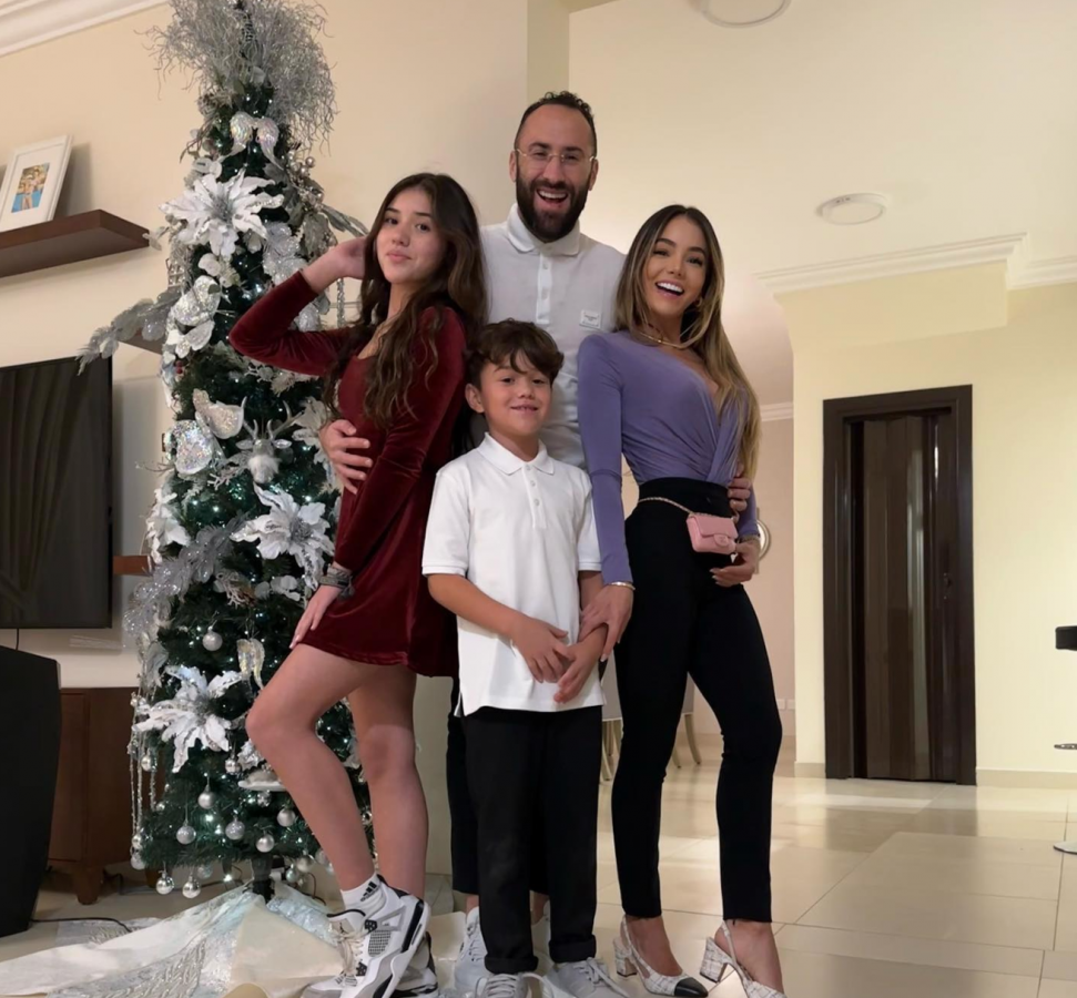 David Ospina with his wife Jesica Sterling and kids celebrating Christmas together. (Credits: @d_ospina1 Instagram)