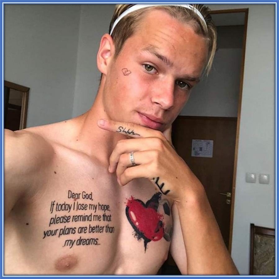 Mykhailo Mudryk has tattooed his neck, left hand, left arm and his chest. (Credits: @mmudryk10 Instagram)
