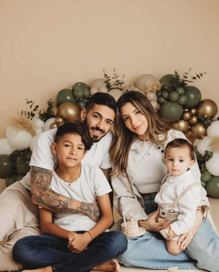 Manuel Lanzini is married to Jennifer Reina and the couple is blessed with two kids. (Credits: @manulanzini Instagram)
