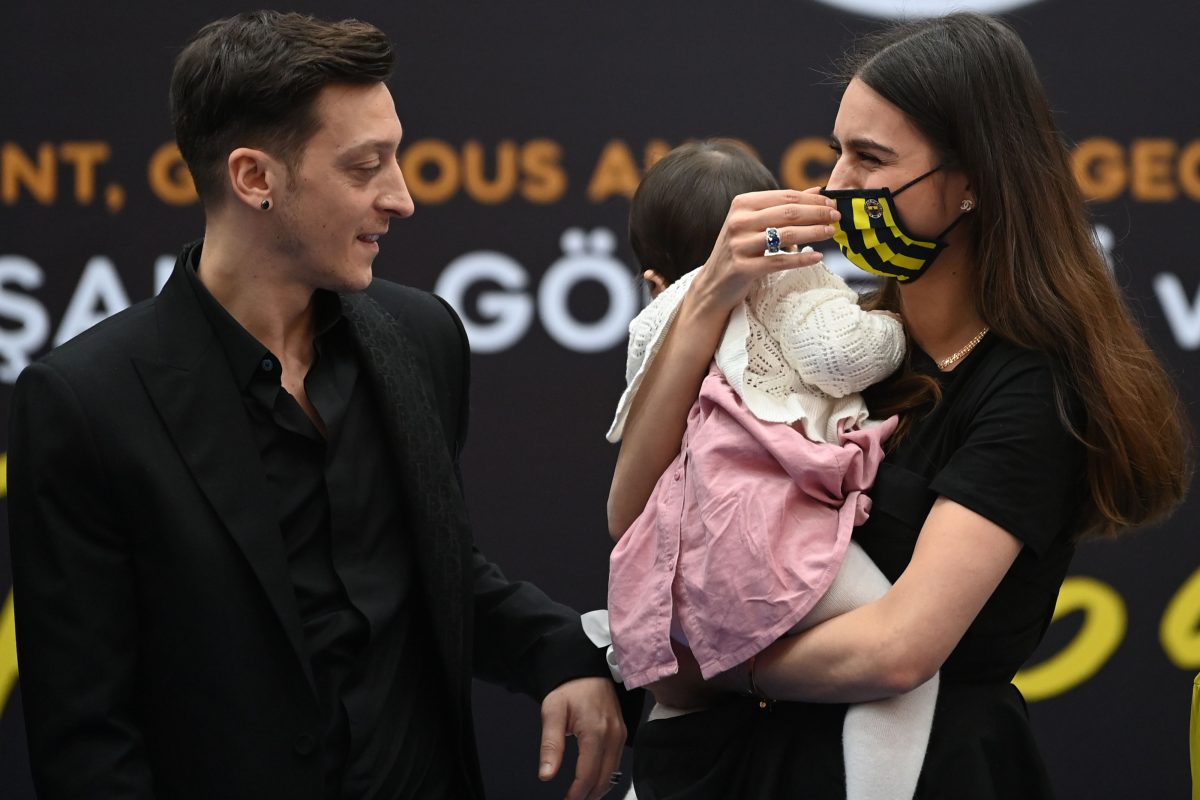 German midfielder Mesut Ozil (L), his wife Amine Gulse Ozil and his daughter. (Photo by Ozan KOSE / AFP) (Photo by OZAN KOSE/AFP via Getty Images)