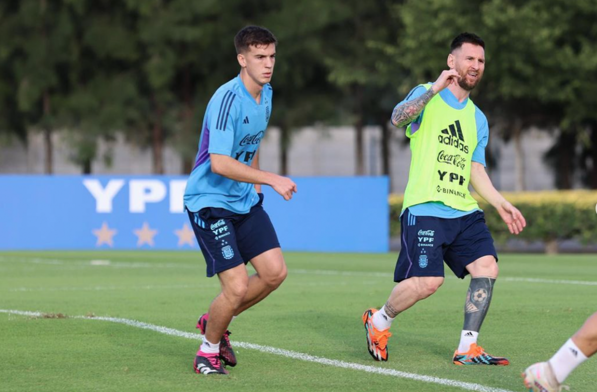 Máximo Perrone with Leo Messi in training grounds. (Credits: @maxiperrone16 Instagram)