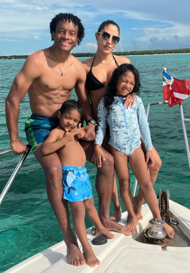 Melissa Botero with her husband and kids during vacation. (Credits: @cuadrado Instagram)